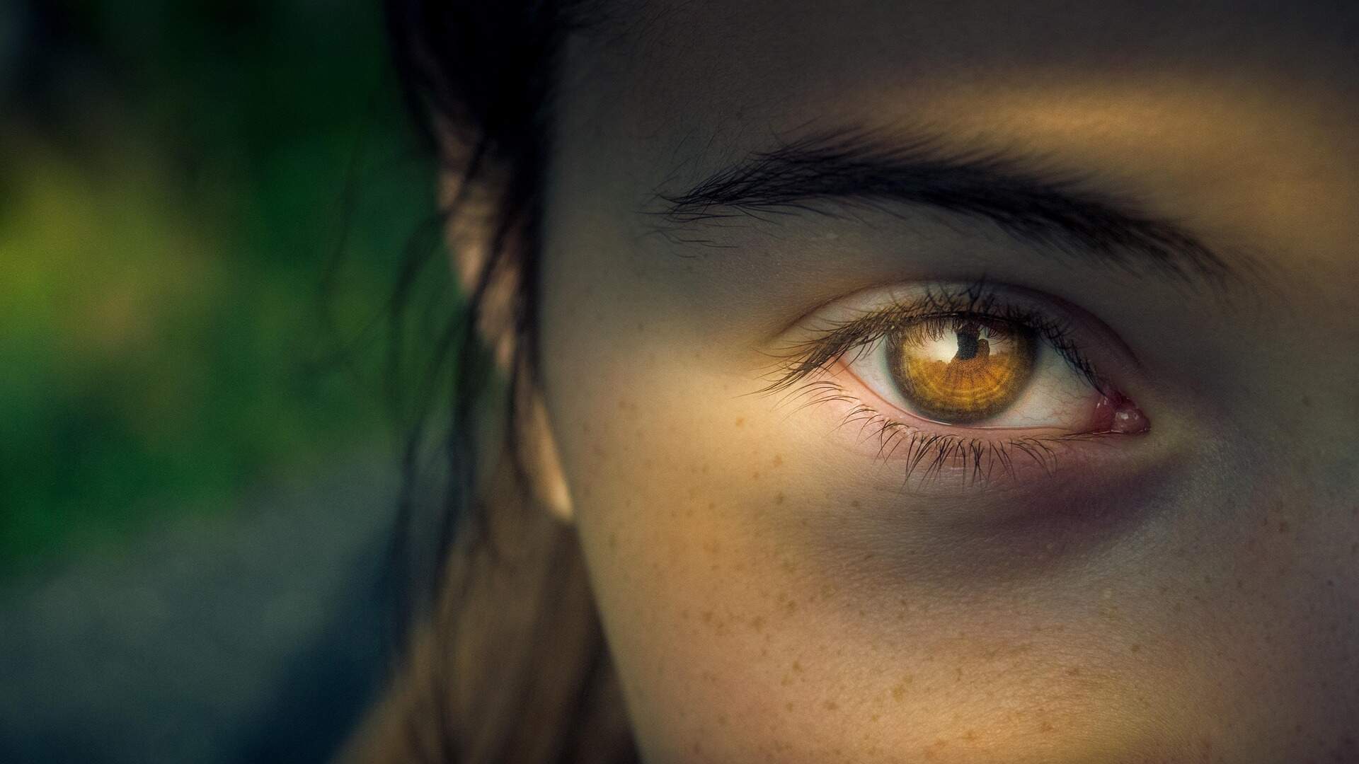 Illustration d'une personne concentrée intensément sur une tâche